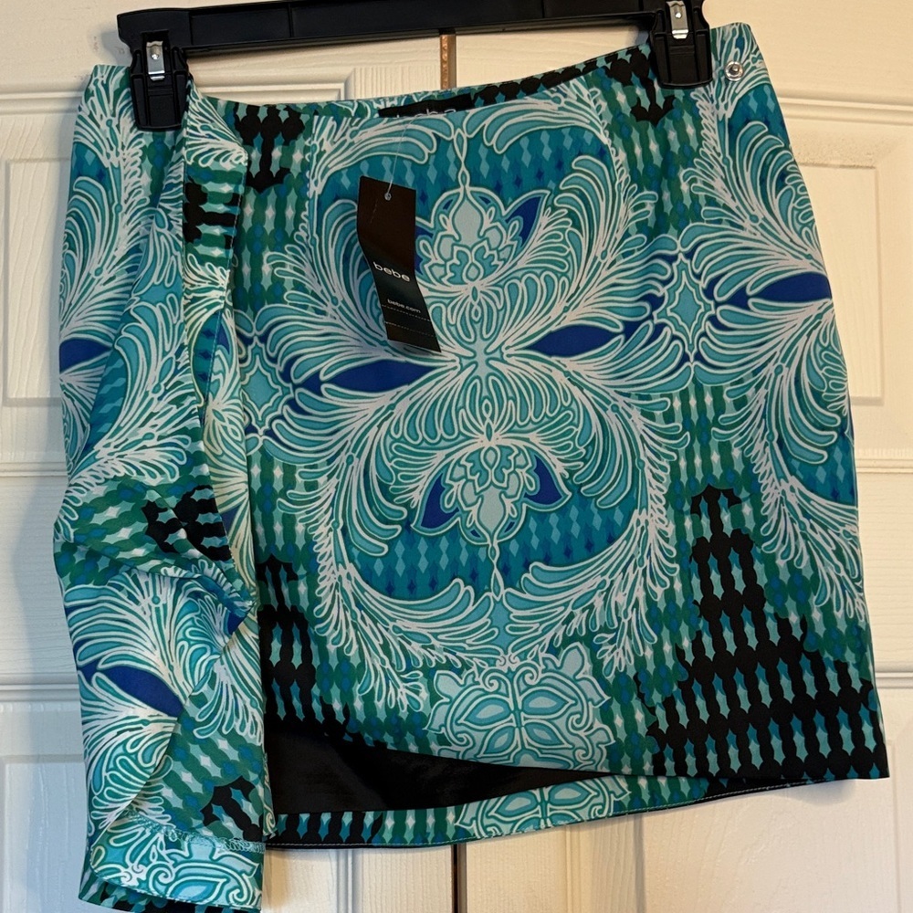 Bebe Teal and Black Patterned Wrap Mini Skirt size 0 - Picture 4 of 7